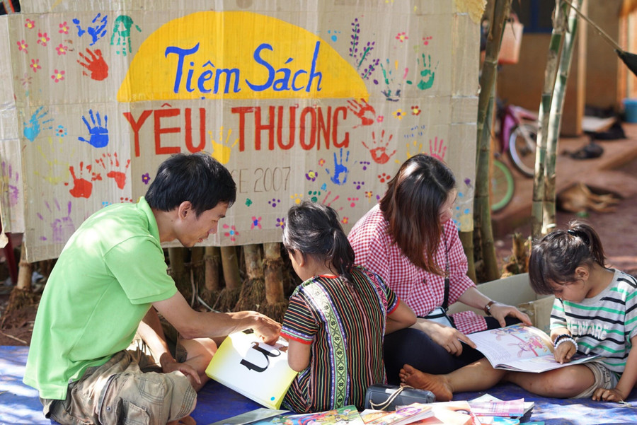 Anh Tú Anh trong một chuyến tặng sách cho trẻ dân tộc S’tiêng tại tỉnh Bình Phước. Anh Tú Anh trong một chuyến tặng sách cho trẻ dân tộc S’tiêng tại tỉnh Bình Phước.