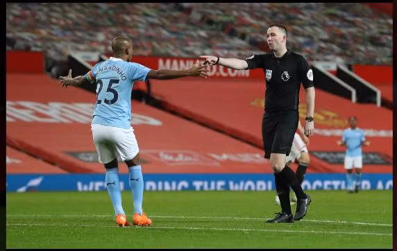 Nhưng đội khách Man City được cứu bởi VAR.