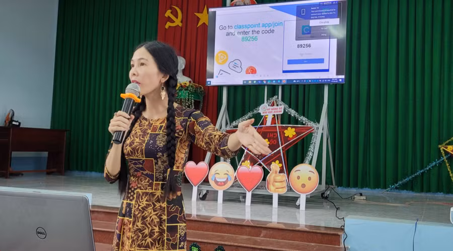 Cô Ngân có nhiều sáng tạo trong giảng dạy, sử dụng đa dạng đồ dùng dạy học. 