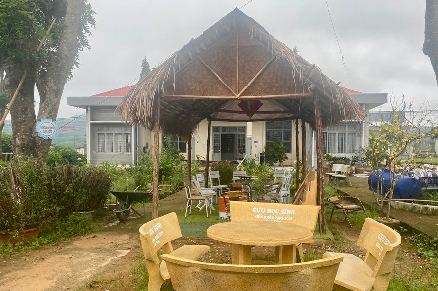 Ghế đá, nhà đọc sách được phụ huynh và cựu học sinh tặng cho Trường PTDTBT THCS Hai Bà Trưng. Ghế đá, nhà đọc sách được phụ huynh và cựu học sinh tặng cho Trường PTDTBT THCS Hai Bà Trưng.