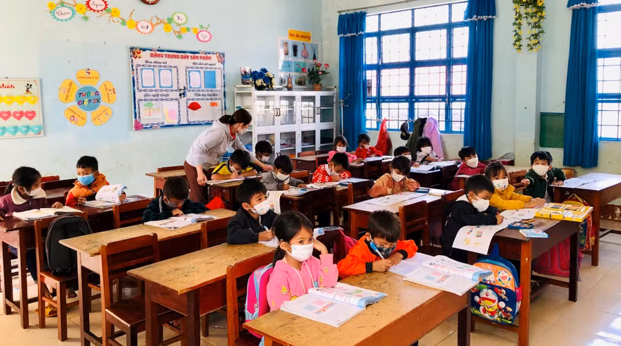 Nhờ sự góp sức của phụ huynh, phòng học của Trường Tiểu học Sơn Lang sạch đẹp, nhiều màu sắc.