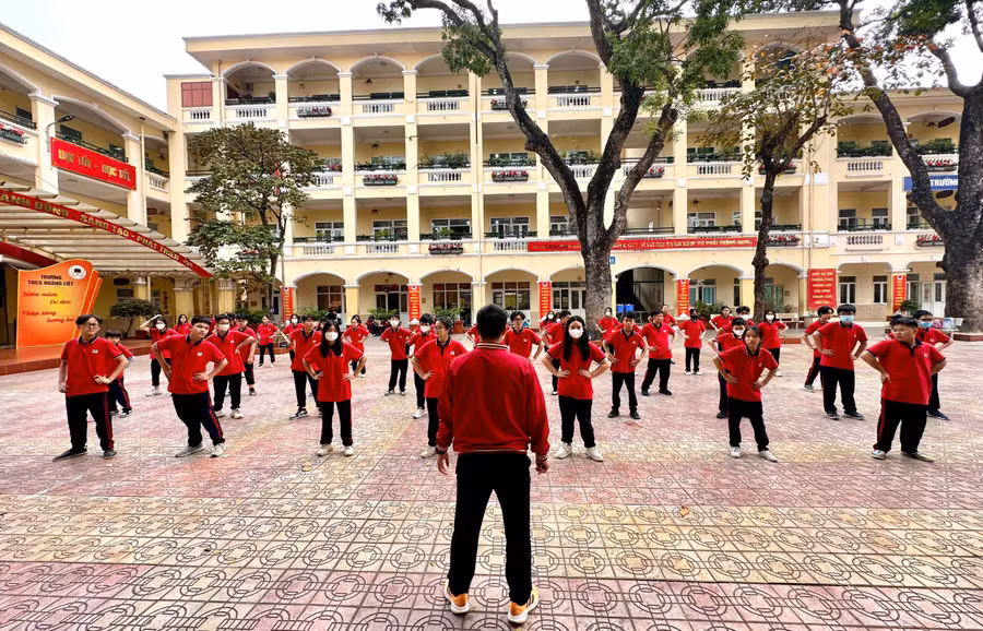 Khu vực sân của Trường THCS Hoàng Liệt (Hoàng Mai, Hà Nội) vừa là địa điểm học thể chất, vừa là chỗ học sinh vui chơi.