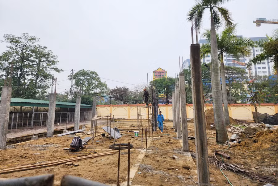 Dãy phòng học mới đang trong quá trình xây dựng của Trường THPT Hà Huy Tập (TP Vinh, Nghệ An).