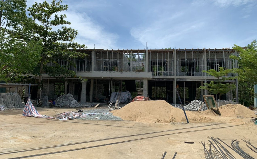 Trường Phổ thông dân tộc bán trú (PTDTBT) Tiểu học - THCS Trà Nú đang được xây dựng để đảm bảo cho việc dạy học.