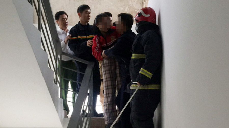 Lực lượng chức năng giải cứu bé gái có ý định tự tử tại quận Hoàng Mai, Hà Nội. Ảnh: Công an Hà Nội cung cấp Lực lượng chức năng giải cứu bé gái có ý định tự tử tại quận Hoàng Mai, Hà Nội. Ảnh: Công an Hà Nội cung cấp