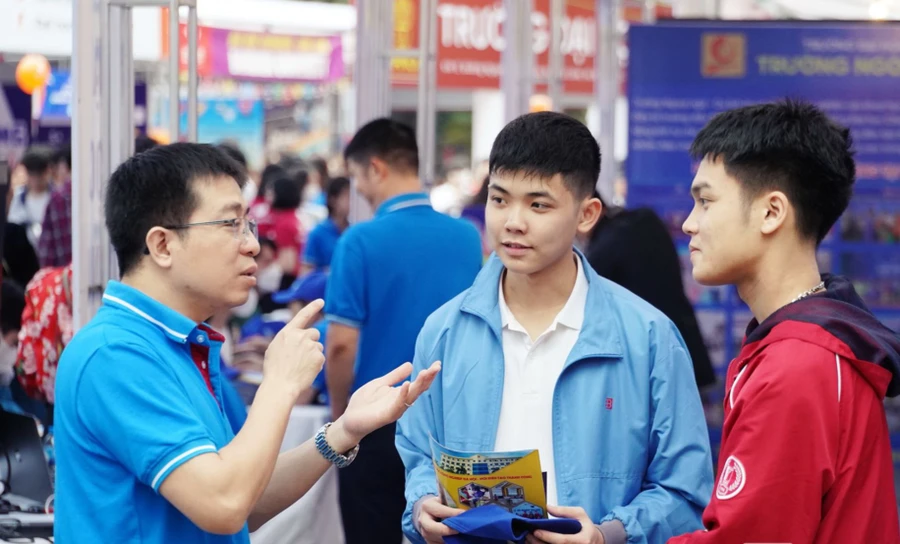 Thí sinh được cán bộ, giảng viên Trường ĐH Công nghiệp Hà Nội tư vấn, giới thiệu về các ngành đào tạo. Ảnh: NTCC