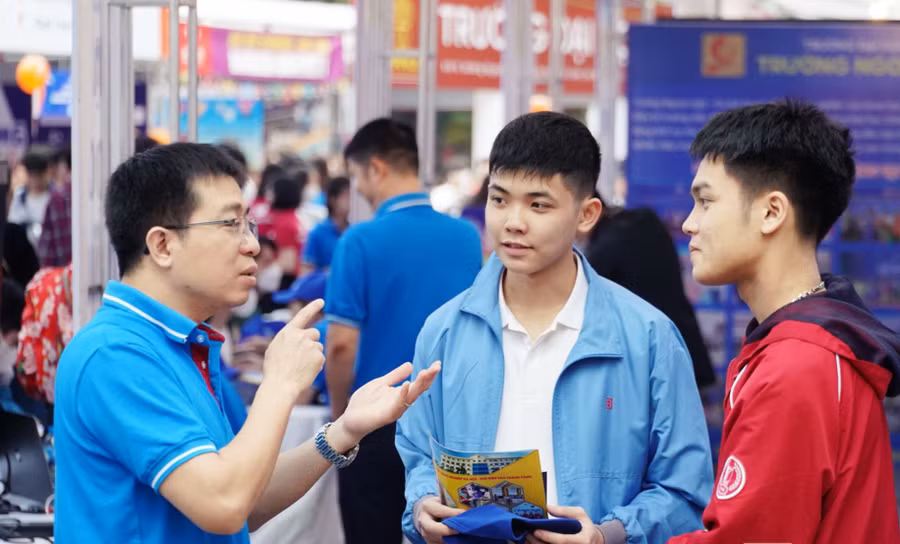 Thí sinh được cán bộ, giảng viên Trường ĐH Công nghiệp Hà Nội tư vấn, giới thiệu về các ngành đào tạo. Ảnh: NTCC