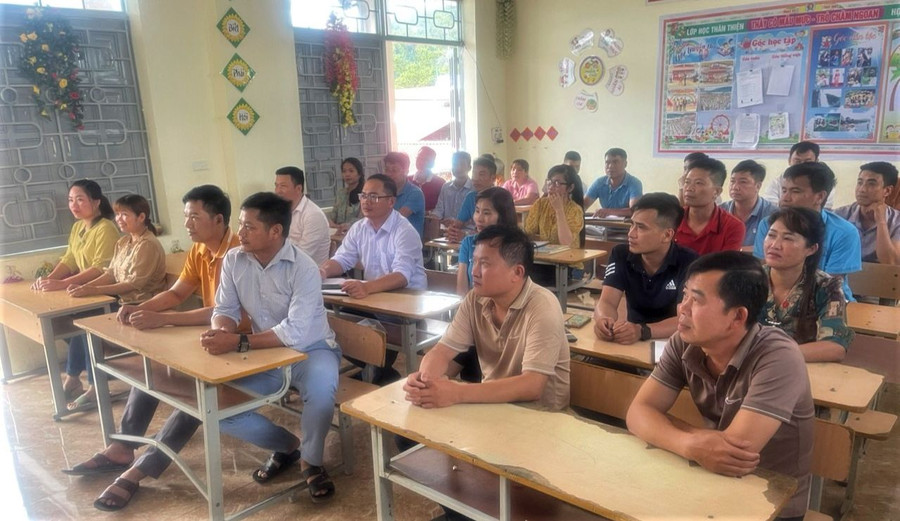 Tranh thủ thời gian ở lại trường, giáo viên Trường PTDTBT Tiểu học Sì Lở Lầu dự tập huấn chuyên môn.