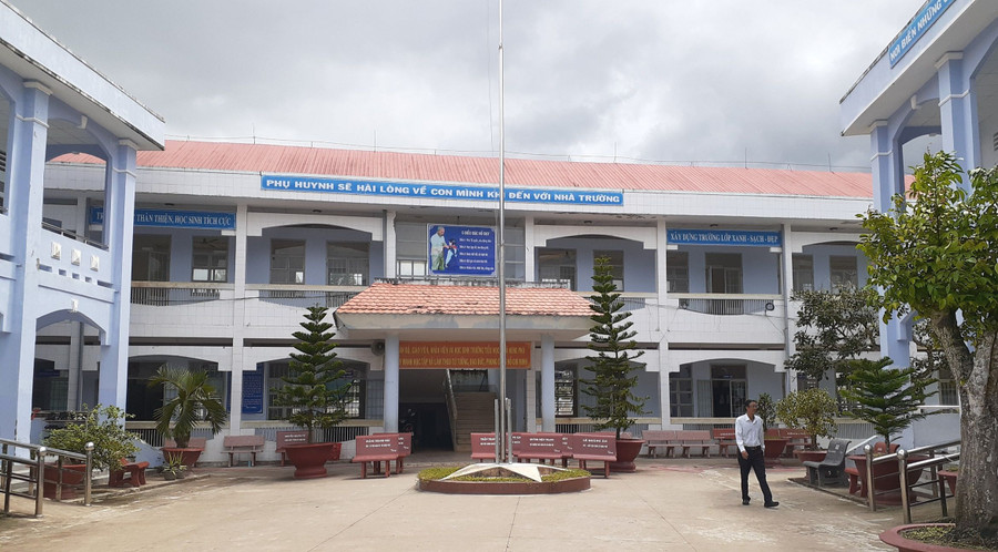 Trường Tiểu học Hưng Phú, huyện Mỹ Tú (Sóc Trăng) được xây dựng khang trang. Trường Tiểu học Hưng Phú, huyện Mỹ Tú (Sóc Trăng) được xây dựng khang trang.