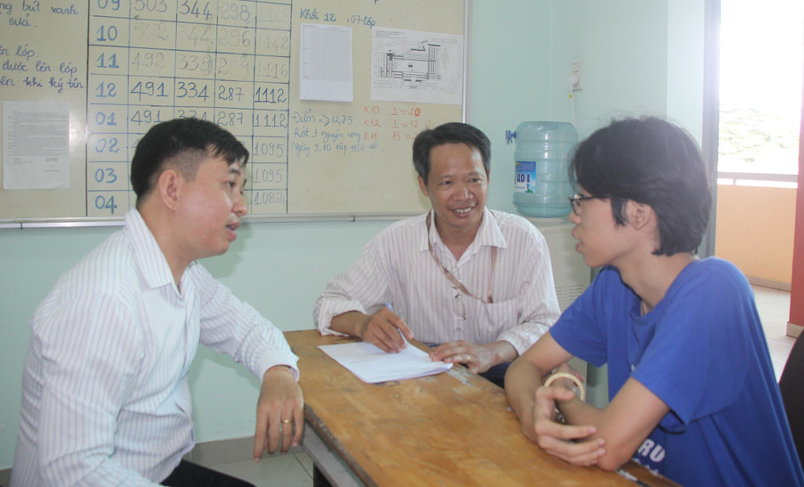 Phụ huynh cùng con đến nộp hồ sơ vào Trường THPT Nguyễn Văn Linh. Phụ huynh cùng con đến nộp hồ sơ vào Trường THPT Nguyễn Văn Linh.