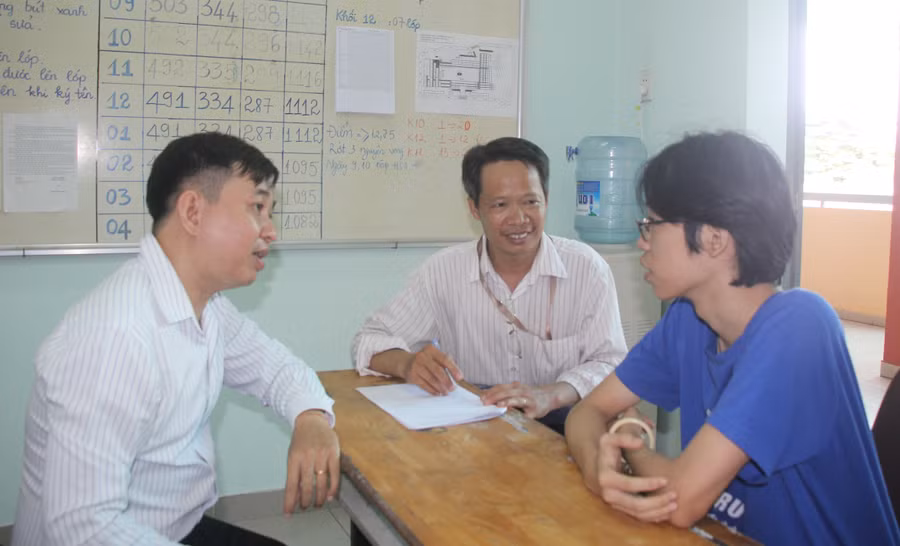 Phụ huynh cùng con đến nộp hồ sơ vào Trường THPT Nguyễn Văn Linh.