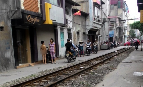 Lý do nào khiến người mẹ ở Hải Phòng bắt con cởi truồng đi giữa phố?