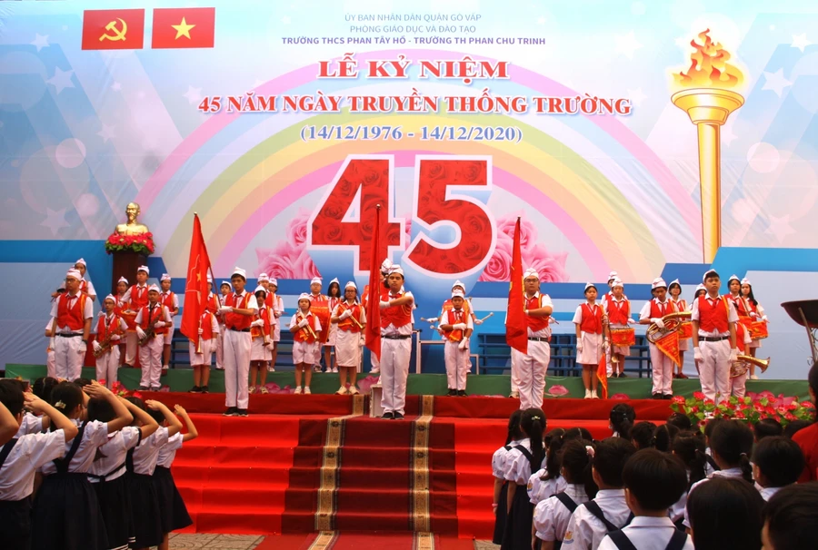 Lễ kỷ niệm diễn ra trang trọng trong sáng 8/1