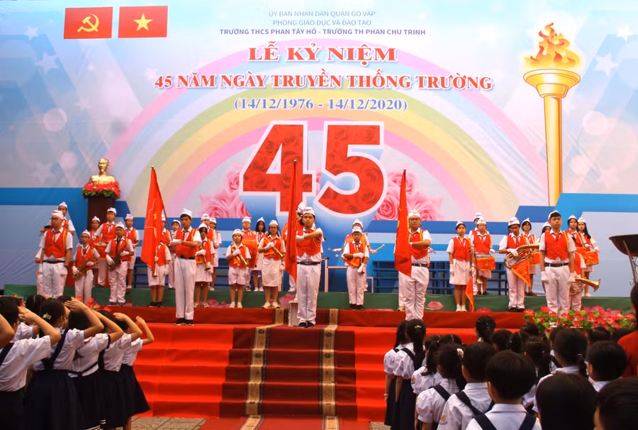 Lễ kỷ niệm diễn ra trang trọng trong sáng 8/1