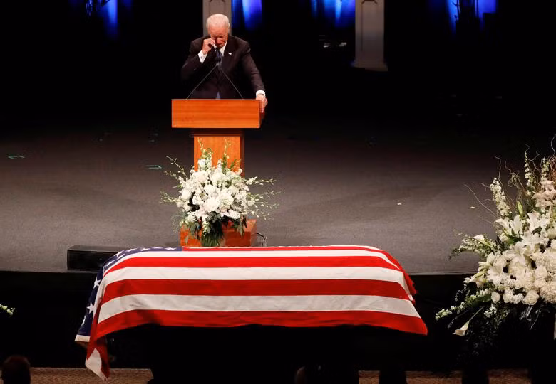 Cựu Phó Tổng thống Joe Biden lau nước mắt trong khi bày tỏ lòng kính trọng trong lễ tưởng niệm Thượng nghị sĩ John McCain tại Nhà thờ Baptist North Phoenix, Phoenix, Arizona, ngày 30 tháng 8 năm 2018. Matt York/Pool via REUTERS.