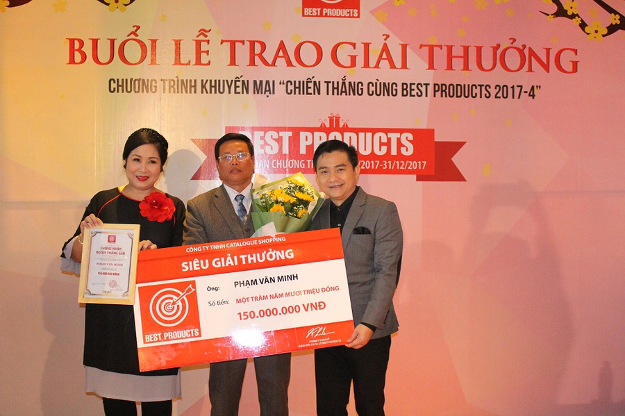 Ông Phạm Văn Minh đến từ Vĩnh Phúc nhận giải thưởng từ tay hai Đại sứ thương hiệu Best Products