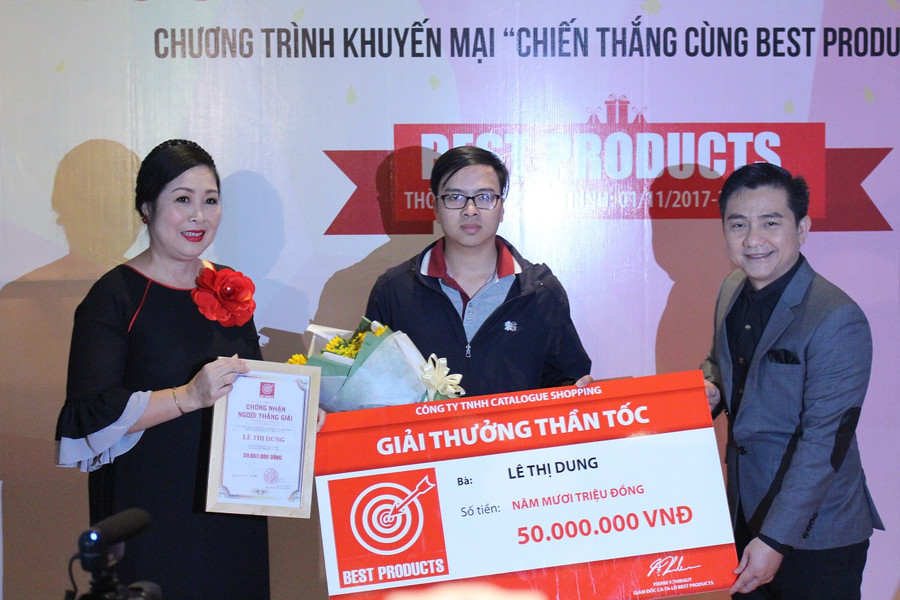 Con trai bà Lê Thị Dung nhận giải thuỏng thần tốc thay mẹ