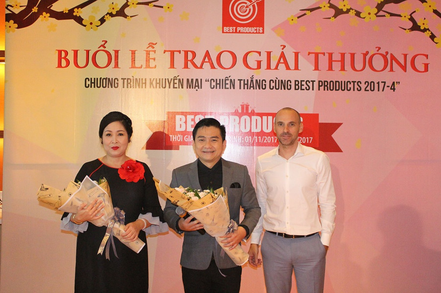 Ông Pierre F.Thibaut – Tổng Giám đốc Công ty TNHH Catalogue Shopping tặng hoa cho hai Đại sứ thương hiệu Best Products- Nghệ sĩ nhân dân Hồng Vân và nghệ sĩ Anh Vũ