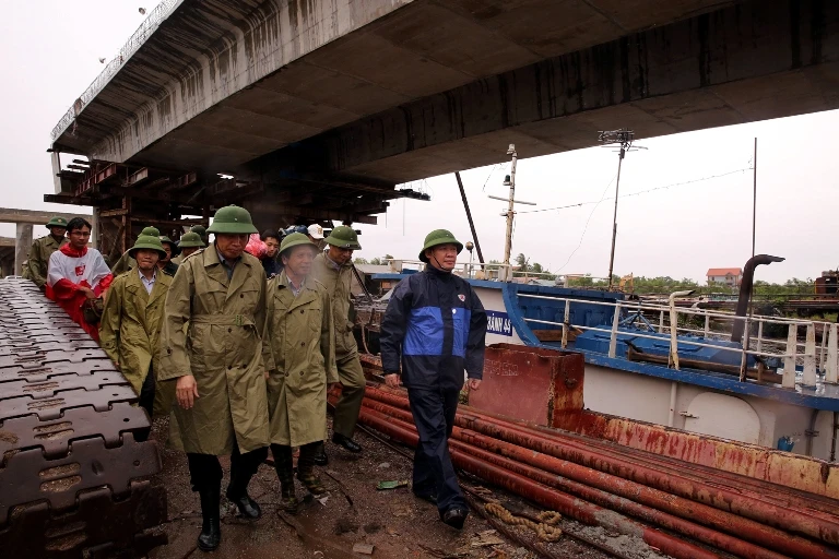 Phó Thủ tướng Vương Đình Huệ thị sát an toàn công trình cầu Sông Chanh trong bão