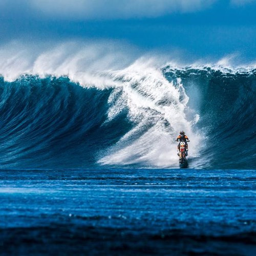 Tròn mắt xem lướt sóng bằng… xe máy - ảnh 1