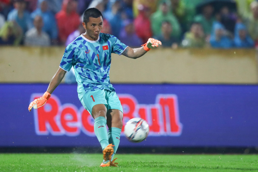 Thủ môn Đình Triệu được huấn luyện viên Troussier bố trí bắt chính thay Văn Lâm trong trận gặp Palestine. Thủ môn Đình Triệu được huấn luyện viên Troussier bố trí bắt chính thay Văn Lâm trong trận gặp Palestine.