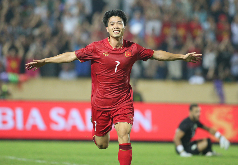 Tiền đạo Công Phượng ăn mừng bàn thắng trước đội tuyển Palestine. Tiền đạo Công Phượng ăn mừng bàn thắng trước đội tuyển Palestine.