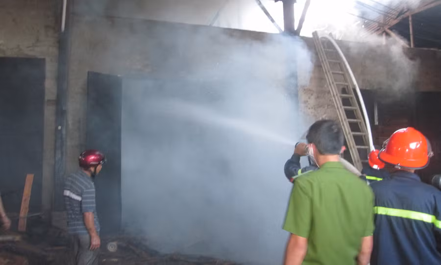 Cảnh sát tích cực chữa cháy.