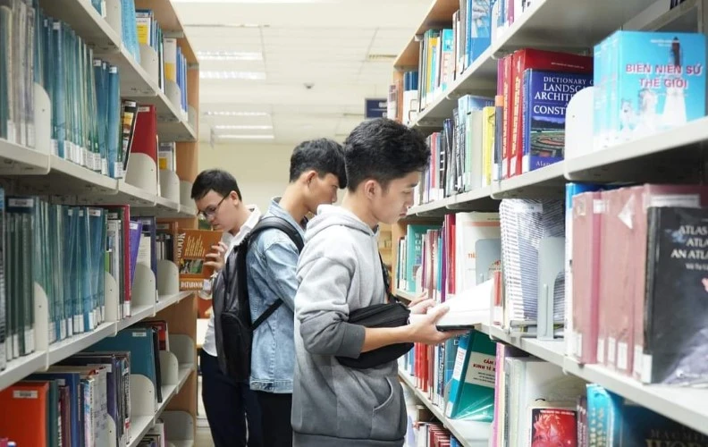 Tân sinh viên Trường ĐH Bách khoa, ĐH Đà Nẵng tham gia Library Tour tại Trung tâm học liệu của nhà trường.