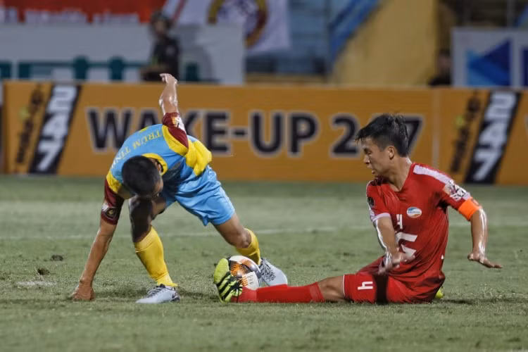 Tuyển thủ quốc gia Bùi Tiến Dũng mang băng đội trưởng CLB Viettel.