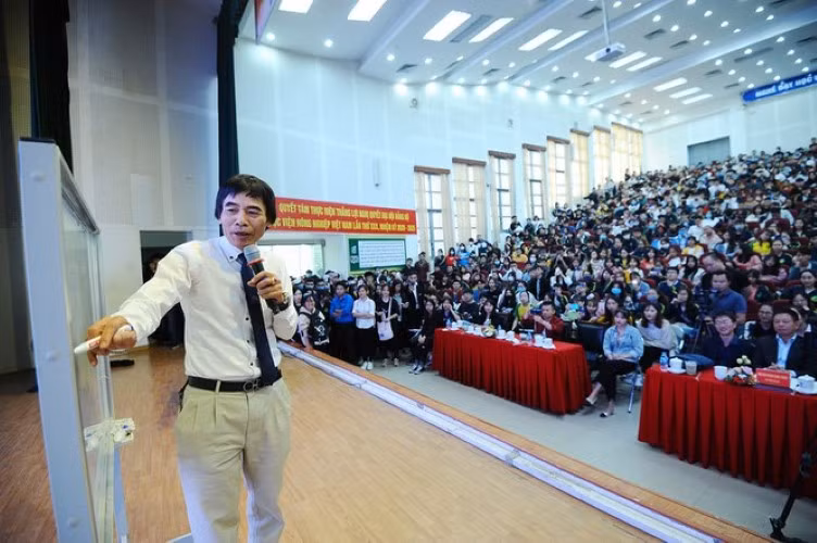 TS Lê Thẩm Dương truyền “lửa” cho sinh viên Học viện Nông nghiệp Việt Nam. Ảnh: Nhà trường cung cấp.