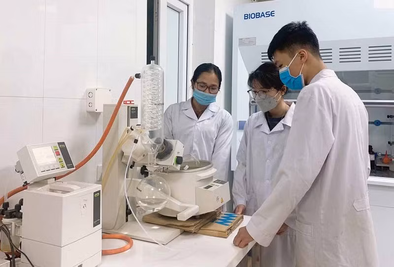 Học sinh THPT tham gia nghiên cứu tại Phòng Thí nghiệm Công nghệ sinh học của Trường Đại học Thủy lợi.