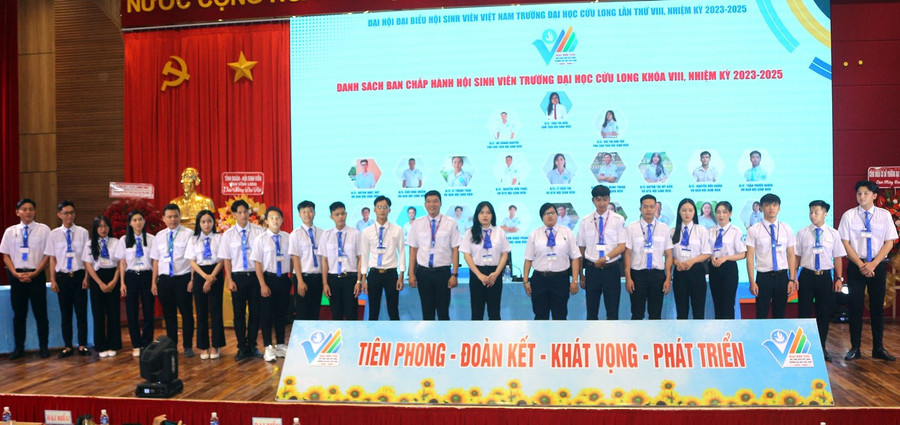 Ban Chấp hành nhiệm kỳ mới ra mắt Đại hội.