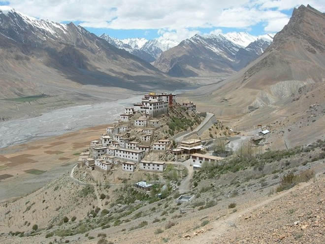 Key Gompa, một thiền viện Phật giáo Tây Tạng, nằm trên một đỉnh núi với cảnh quan thơ mộng ở độ cao 4.166 m so với mực nước biển và gần sông Spiti. vã
