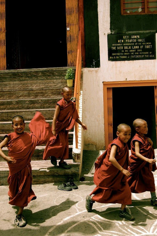 Những tiểu tăng ở độ tuổi thiếu niên trong thiền viện. lmn