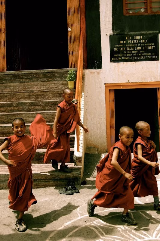 Những tiểu tăng ở độ tuổi thiếu niên trong thiền viện. lmn