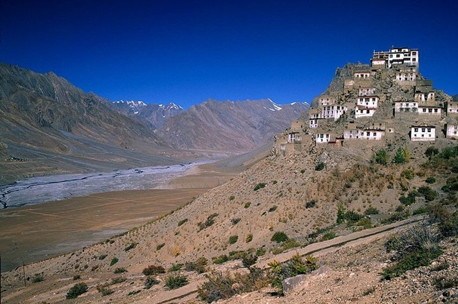 Do những vụ tấn công Key Gompa diễn ra nhiều lần, các nhà tu hành phải thường xuyên sửa chữa, cải tạo công trình khiến nó có cấu trúc kỳ lạ, giống những chiếc hộp khổng lồ chồng lên nhau. Nếu quan sát từ xa, người ta sẽ cảm thấy Key Gompa giống pháo đài hơn thiền viện. pkm