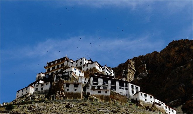 Trong thế kỷ 19, xung đột giữa nhiều bên xảy ra thường xuyên trong khu vực xung quanh Key Gompa. Những đội quân tham gia xung đột thường xuyên cướp thiền viện. Một vụ cháy lớn tàn phá thiền viện trong thập niên 40 của thế kỷ 19. Năm 1975, thiền viên hư hại nặng nề bởi một trận động đất mạnh. vman