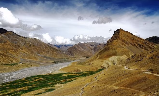 Ngọn núi mà thiền viện tọa lạc thuộc thung lũng Spiti, bang Himachal Pradesh, Ấn Độ. Đây là một trong những thiền viện Phật giáo lớn nhất, cổ nhất trên thế giới. Nó cũng là trung tâm đào tạo các Lạt ma. lam