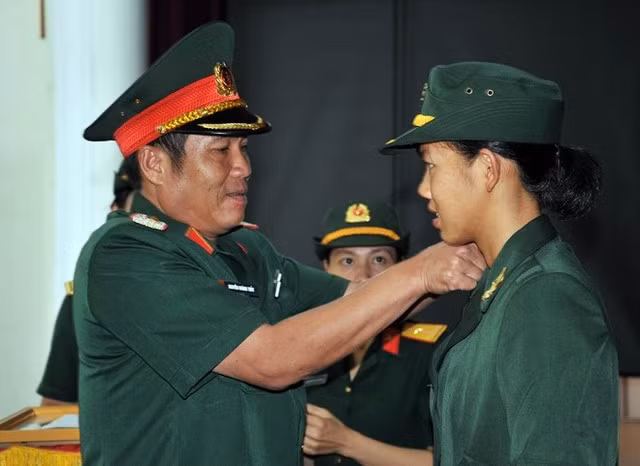 Ánh Viên được phong hàm thượng úy năm 2013