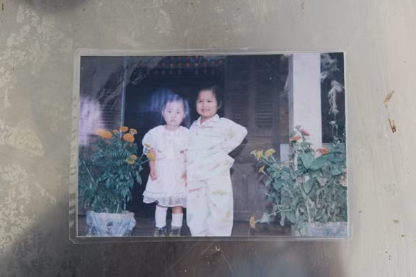 Ánh Viên chụp ảnh cùng chị họ. Điều dễ dàng nhận thấy là nụ cười tươi rói và hồn nhiên không đổi của cô qua bao nhiêu năm tháng. Kình ngư 19 tuổi bây giờ cũng luôn gây ấn tượng bởi nụ cười này