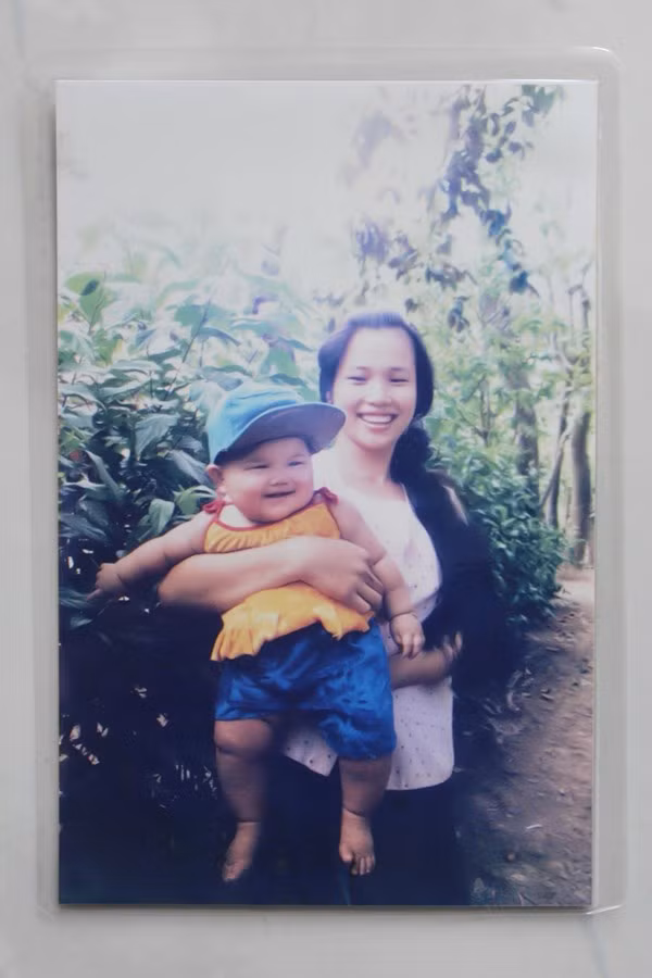 Tấm ảnh đầu tiên về Nguyễn Thị Ánh Viên khi cô mới 4 tháng tuổi trong vòng tay mẹ. Ánh Viên sinh ngày 9/11/1996 tại Cần Thơ