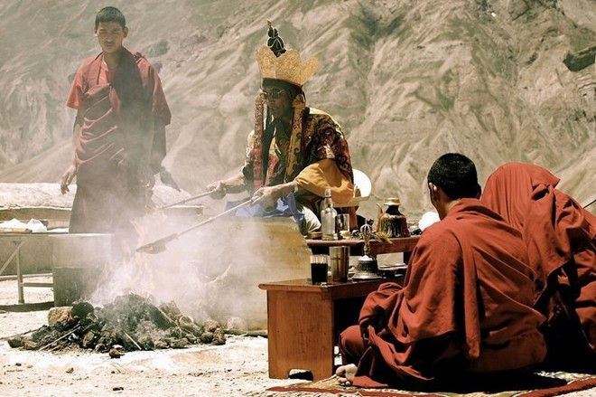Số lượng Lạt ma học giáo lý ở Key Gompa luôn ở mức xấp xỉ 300. Họ phải học giáo lý, các điệu nhảy, bài hát và cách chơi nhạc cụ. Trong Kim cương thừa, Lạt ma không chỉ giảng dạy giáo pháp mà còn thực hiện các nghi lễ tôn giáo. Ngày nay, mọi cao tăng Tây Tạng đều là Lạt ma, dù trình độ chứng đạo của họ khác nhau. Vì Lạt ma rất quan trọng nên nhiều học giả còn gọi Phật giáo Tây Tạng là Lạt ma giáo. mnvb
