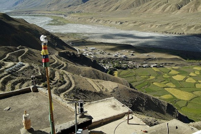 Sông Spiti gần thiền viện đóng băng trong mùa đông. vman