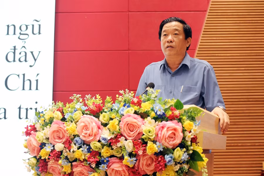 Đồng chí Bùi Văn Nghiêm - Ủy viên BCH Trung ương Đảng, Bí thư Tỉnh ủy, Chủ tịch HĐND tỉnh, Trưởng đoàn ĐBQH tỉnh Vĩnh Long báo cáo tại hội nghị.