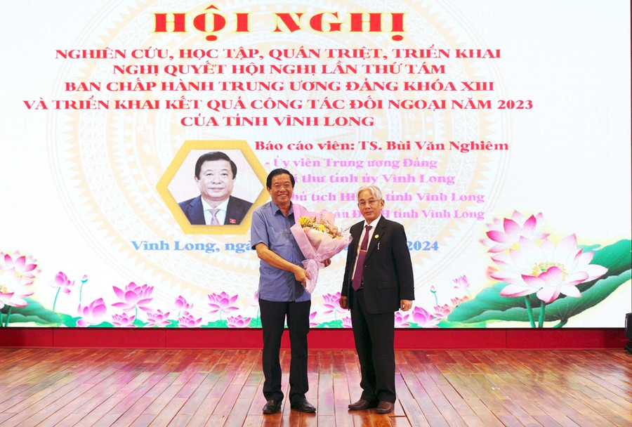 PGS.TS Lương Minh Cừ - Bí thư Đảng ủy, Hiệu trưởng Trường ĐH Cửu Long tặng hoa cho báo cáo viên. PGS.TS Lương Minh Cừ - Bí thư Đảng ủy, Hiệu trưởng Trường ĐH Cửu Long tặng hoa cho báo cáo viên.