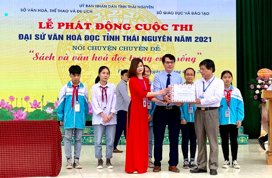 Tặng sách cho các em học sinh trường THCS Chu Văn An.