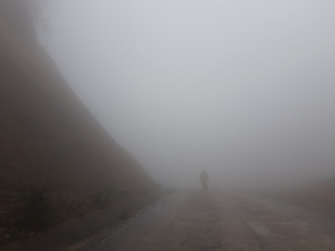 Mặc dù đã xế trưa, nhưng đường vào Điek Tà Âu vẫn mờ sương. Mặc dù đã xế trưa, nhưng đường vào Điek Tà Âu vẫn mờ sương.