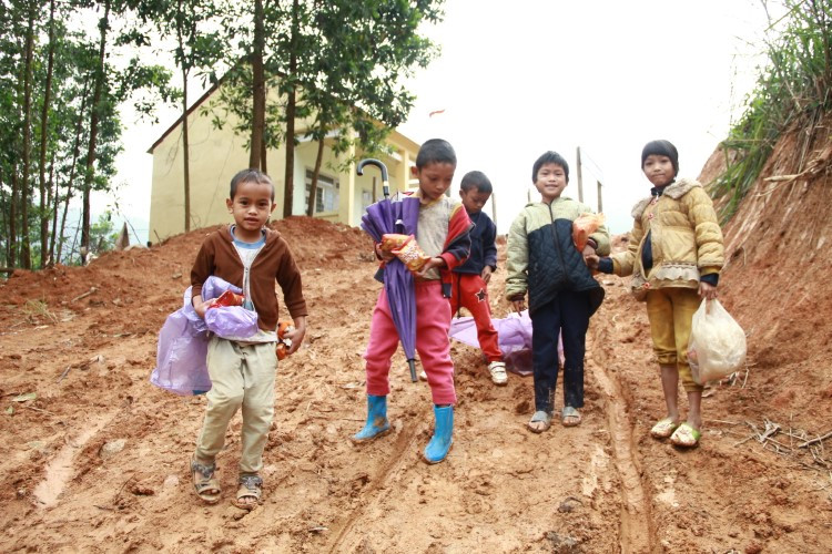 Các em học sinh lỉnh kỉnh mang đồ đạc về nhà.