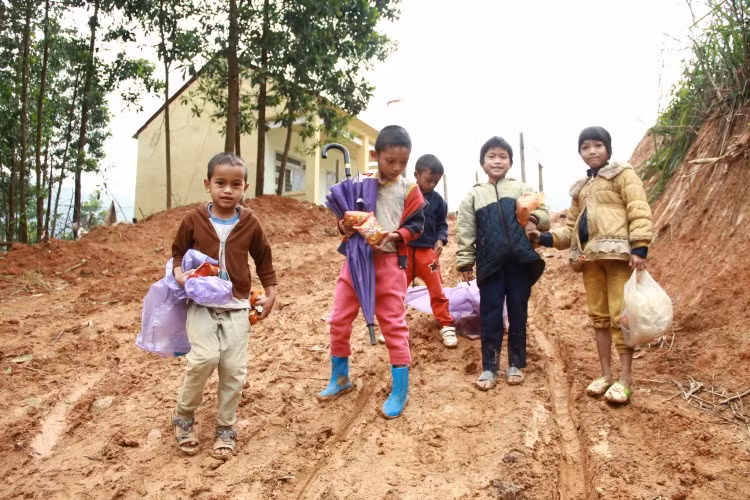 Các em học sinh lỉnh kỉnh mang đồ đạc về nhà.