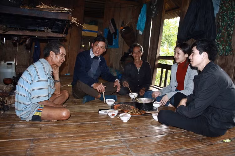 Cả đoàn quây quần cùng nhau ăn bữa cơm ấm cúng xua tan cái giá lạnh.